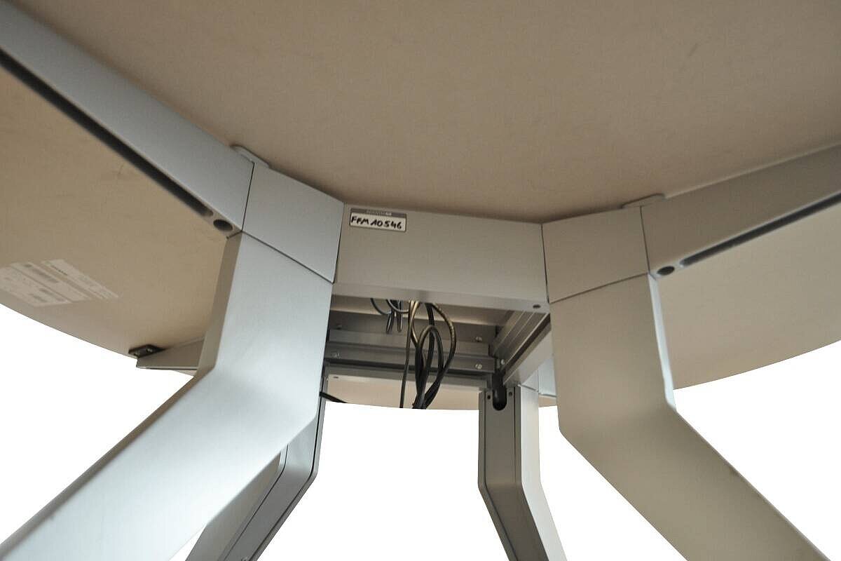 Konferenztisch / Steelcase '4.8 four point eight' / Amerikanisch Nussbaum / 120 cm Durchmesser