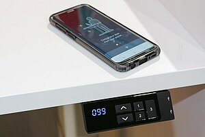 Steh-Sitz-Schreibtisch / Memory Display / elektrisch höhenverstellbar / eiche / 160 x 80 cm / Gestell weiß