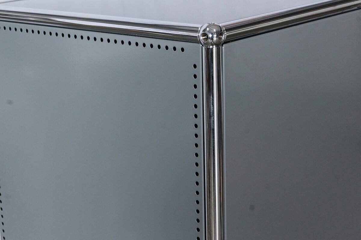 Sideboard / USM Haller / 6 Fächer mit Klappen / mittelgrau / 6 gelochte Tablare