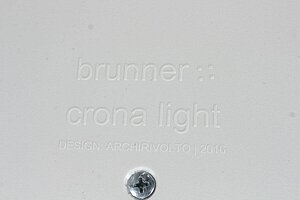 Schalenstuhl / Brunner 'crona light' / Sitzschale weiß / Polster aubergine / auf Rollen