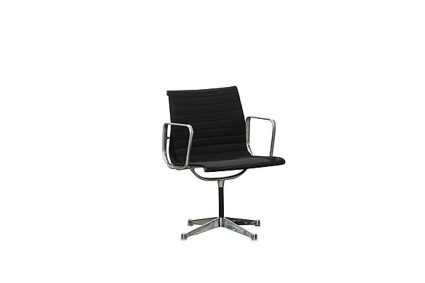 Konferenzstuhl / Herman Miller 'Aluminium Chair EA 108' / Hopsak nero / Aluminium poliert