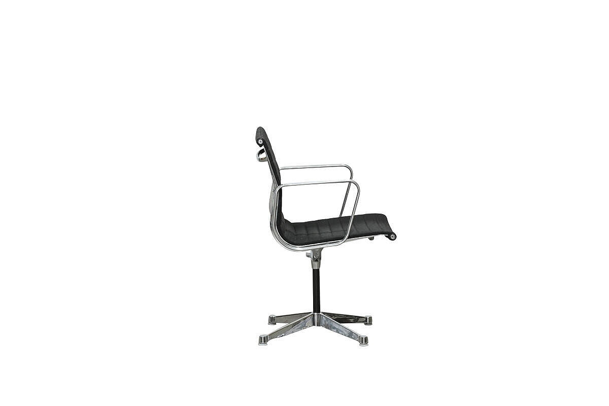 Konferenzstuhl / Herman Miller 'Aluminium Chair EA 108' / Hopsak nero / Aluminium poliert