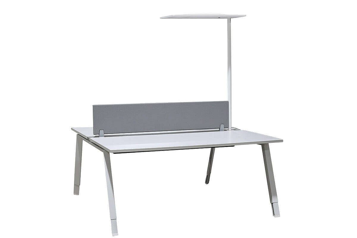 Bench / Doppel-Arbeitsplatz / Steelcase / 195 x 160 cm / weiß / inkl. Trennwand grau / LED-Leuchte / Anbauregal