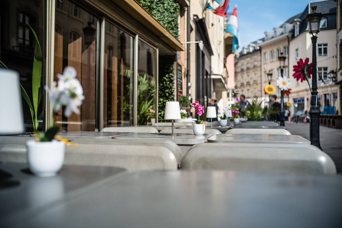 Beton-Sitzbank 'Heated Bench' mit LED-Beleuchtung in anthrazit inkl. Heizfunktion - Design: Sacha Lakic