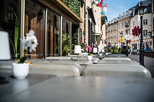 Beton-Sitzbank 'Heated Bench' mit LED-Beleuchtung in anthrazit inkl. Heizfunktion - Design: Sacha Lakic