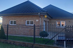 Verklinkertes Haus am Feldrand