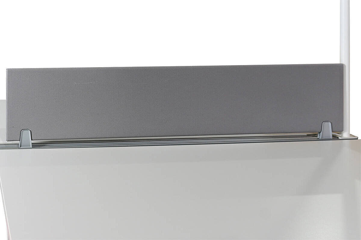 Bench / Doppel-Arbeitsplatz / Steelcase / 195 x 160 cm / weiß / inkl. Trennwand grau / LED-Leuchte / Anbauregal