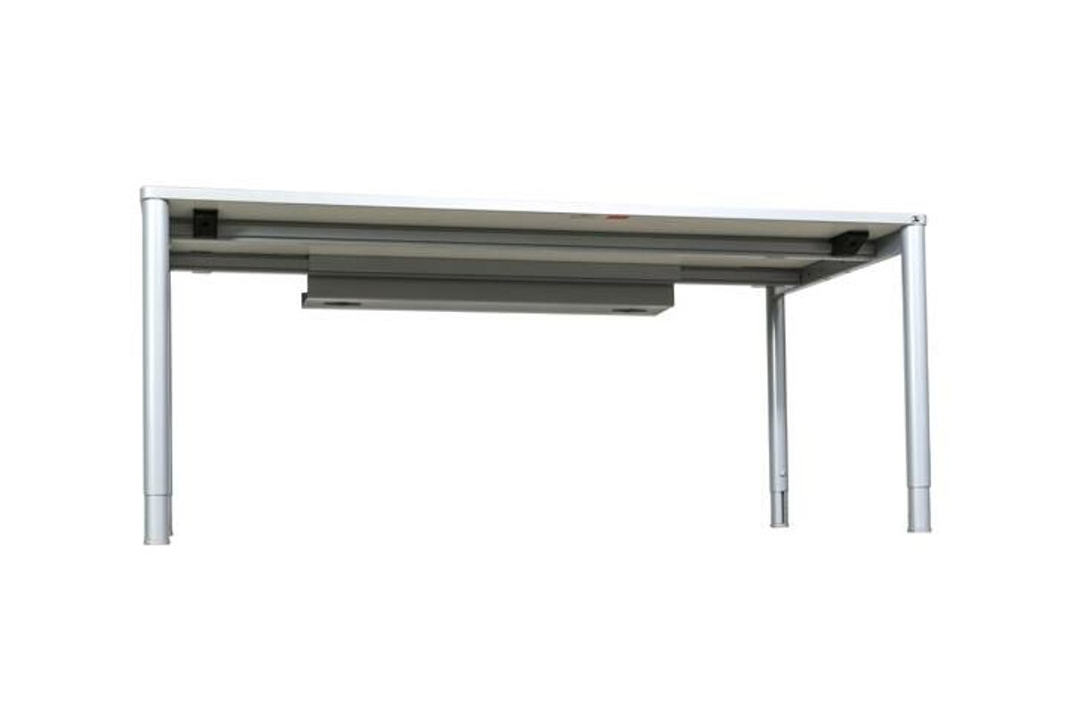 Schreibtisch / König & Neurath 'Basic 4' / weiß / 180 x 80 cm / 2 Kabelauslässen