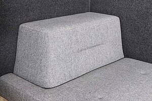 Loungesofa / Ophelis 'Docks' / hellgrau / Einhausung anthrazit / Ablage eiche