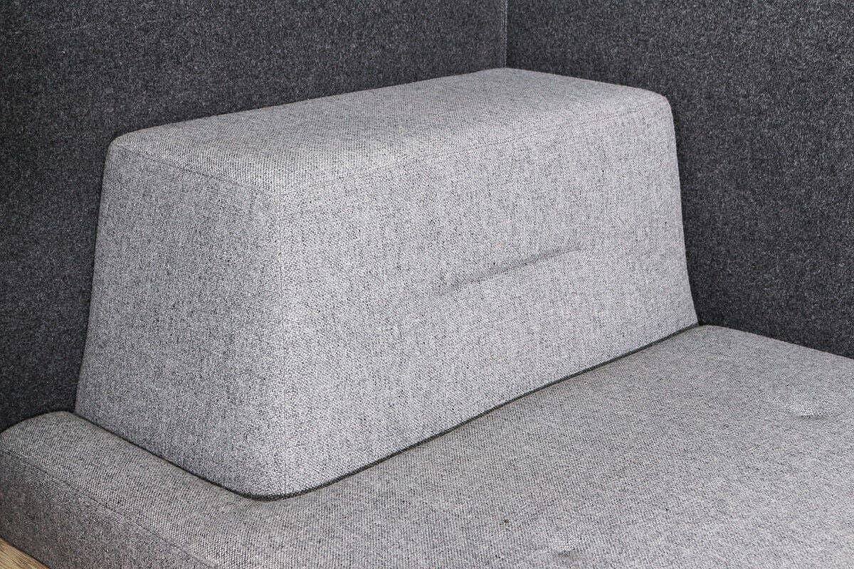 Loungesofa / Ophelis 'Docks' / hellgrau / Einhausung anthrazit / Ablage eiche