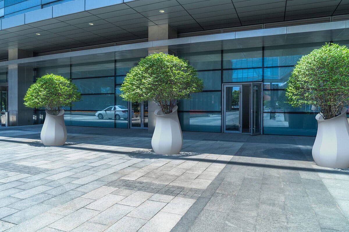 Beton-Blumenkübel 'Triptik' in der Ausführung 'Triptik 2' in mittelgrau - Design: Sacha Lakic