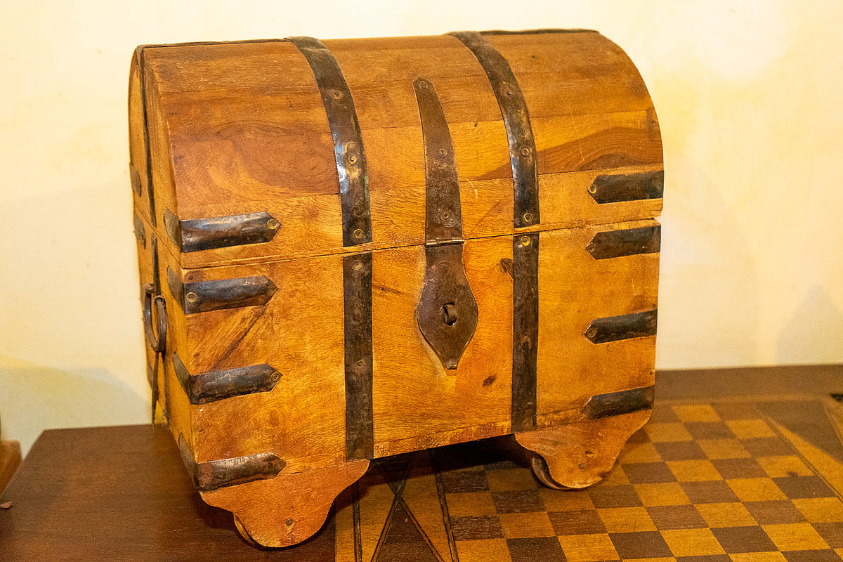 kleine antike Holztruhe