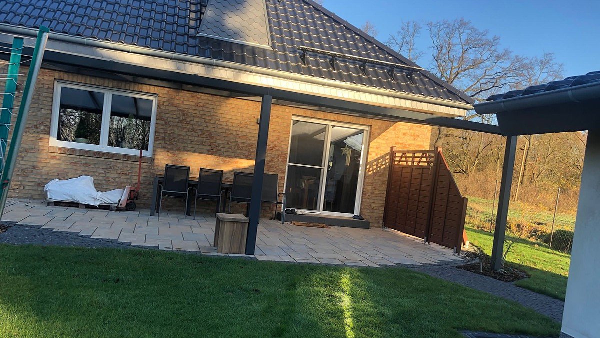 Verklinkertes Haus am Feldrand