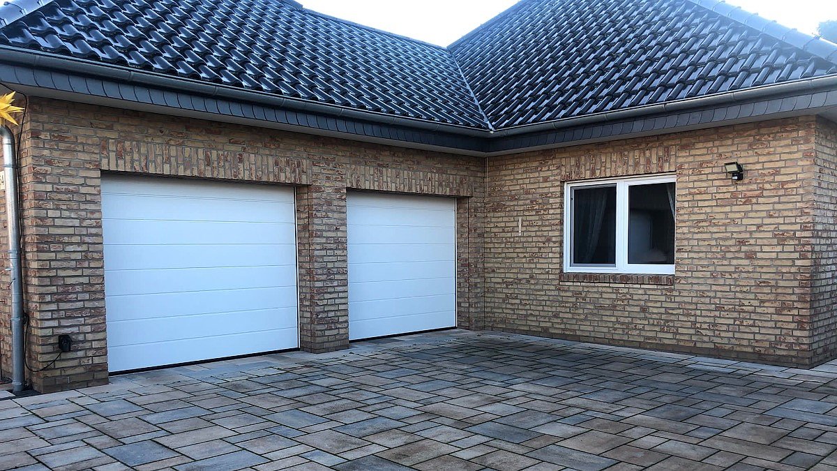 Verklinkertes Haus am Feldrand