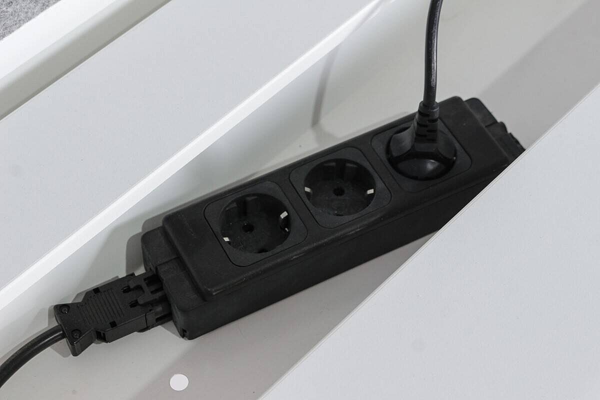 Steh-Sitz-Schreibtisch / Vario 'Conclusion' / 200 x 95 cm / Memory Display / Einhausung