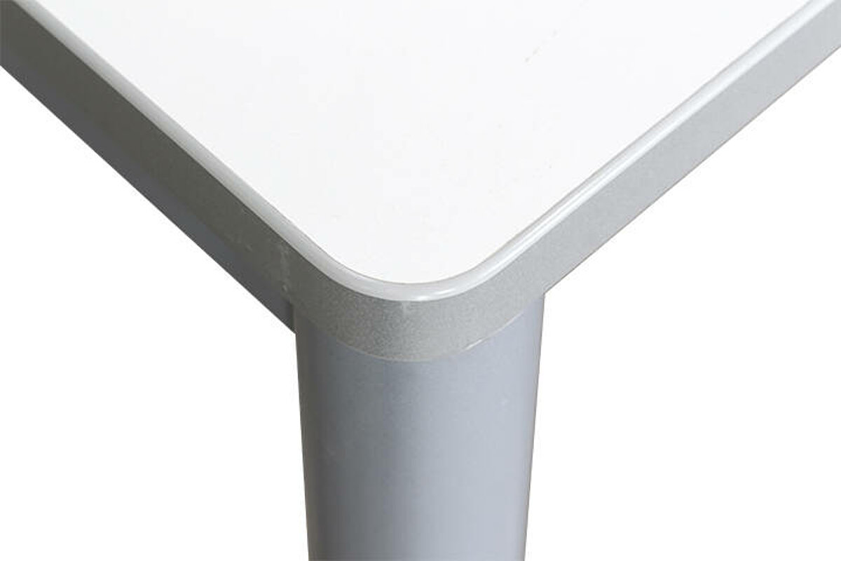 Schreibtisch / König & Neurath 'Basic 4' / weiß / 180 x 80 cm / 2 Kabelauslässen