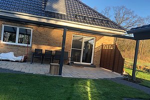 Verklinkertes Haus am Feldrand