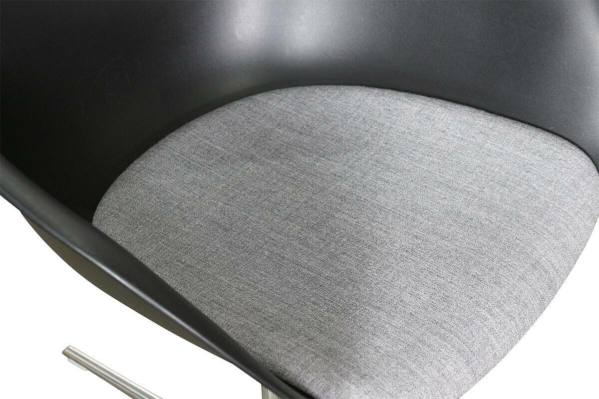 Konferenzstuhl / arper 'Duna 02' / Sitzschale schwarz / Kissen grau