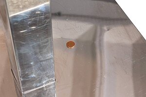 Stehtisch / Hochtisch / 70 x 70 cm / nussbaum / Tellerfuß