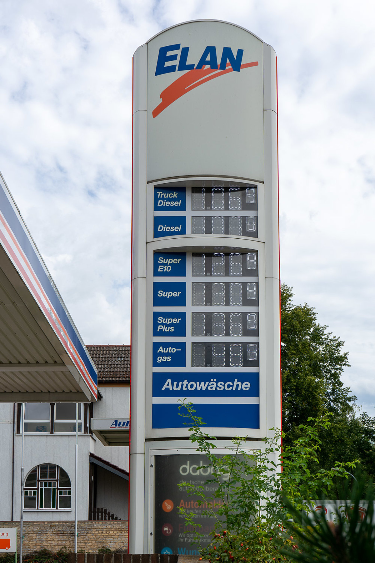 Tankstelle mit Waschanlage