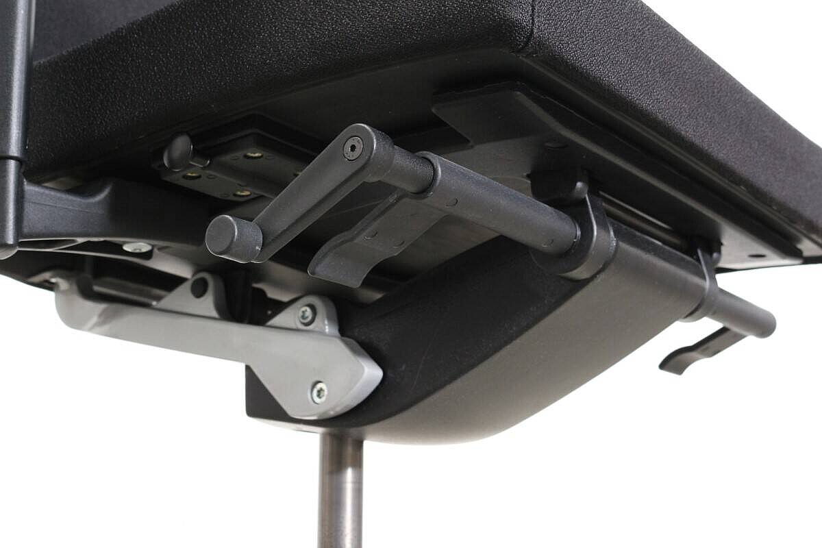 Bürodrehstuhl 'mc-102' in schwarz, Rückenlehne mit Chromband