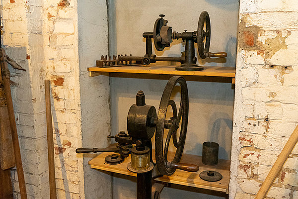 Dosenverschlussmaschine und Dosenaufschneider um 1890