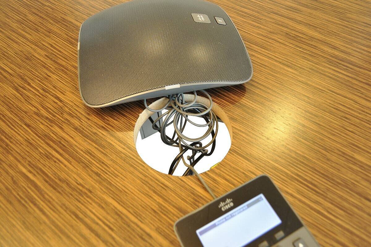 Konferenztisch / Steelcase '4.8 four point eight' / Amerikanisch Nussbaum / 120 cm Durchmesser