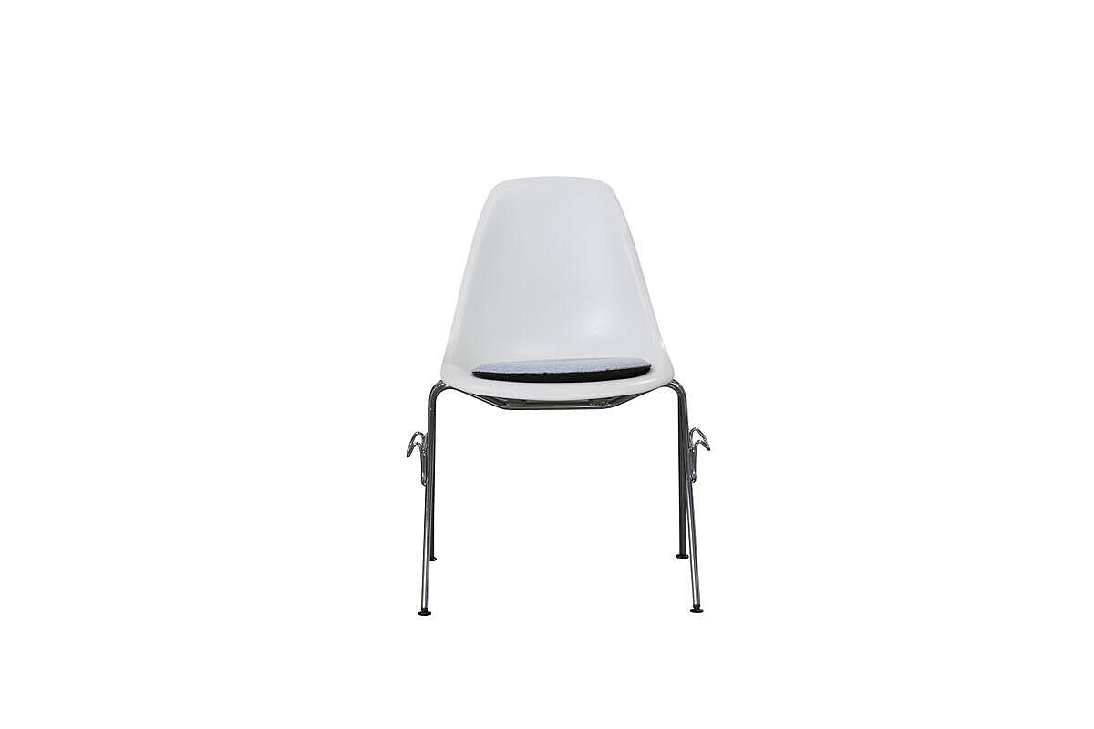 Stapelstuhl / Besucherstuhl / vitra 'Eames Plastic Side Chair DSS' / reinweiß / Sitzkissen grau