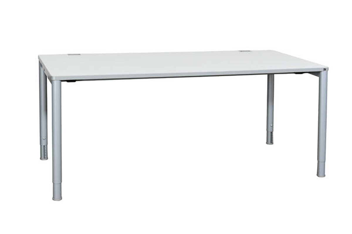 Schreibtisch / König & Neurath 'Basic 4' / weiß / 180 x 80 cm / 2 Kabelauslässen