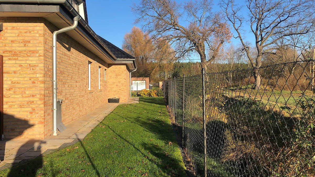 Verklinkertes Haus am Feldrand