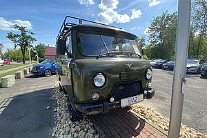 UAZ Geländebus 4x4 TROPHY