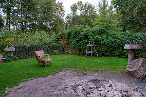 romantische Feuerstelle am Wasser