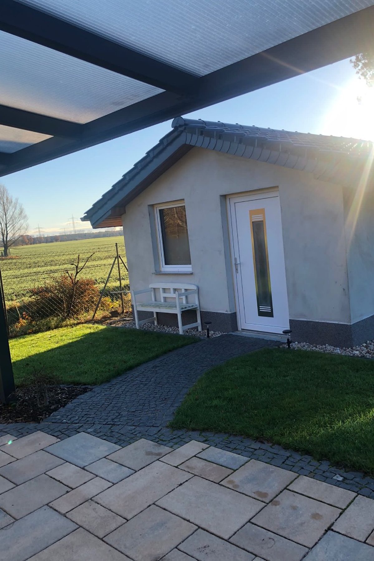 Verklinkertes Haus am Feldrand