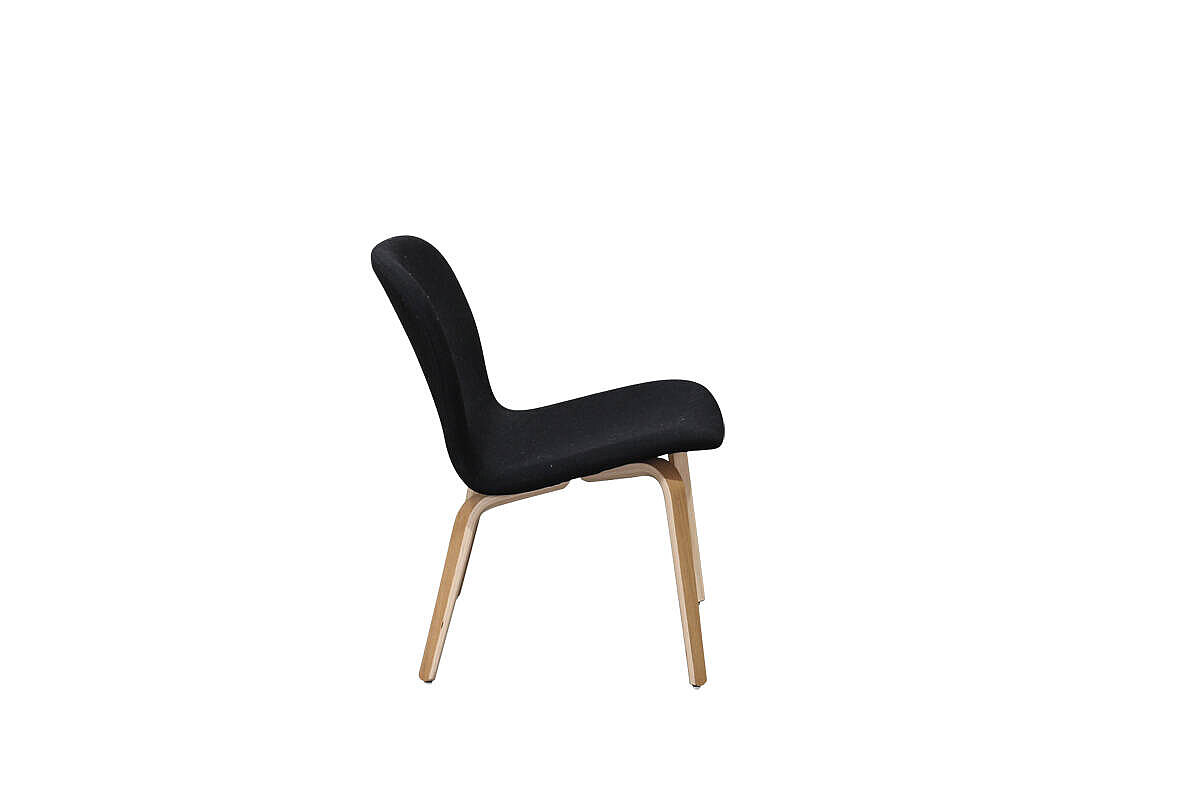 Loungestuhl / MUUTO 'Visu Lounge Chair' / eiche / Polster schwarz