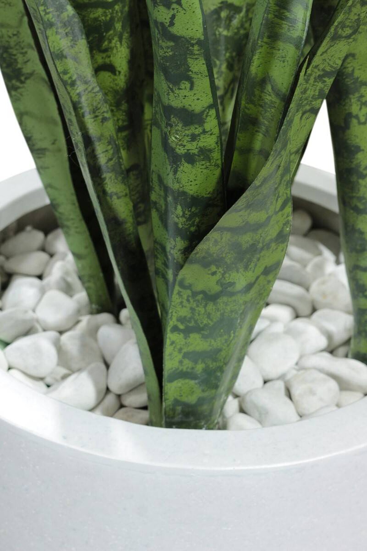 Blumentopf mit Kunstpflanze