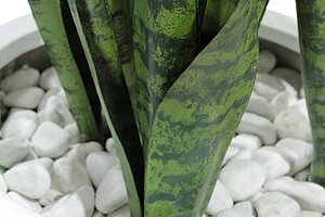 Blumentopf mit Kunstpflanze