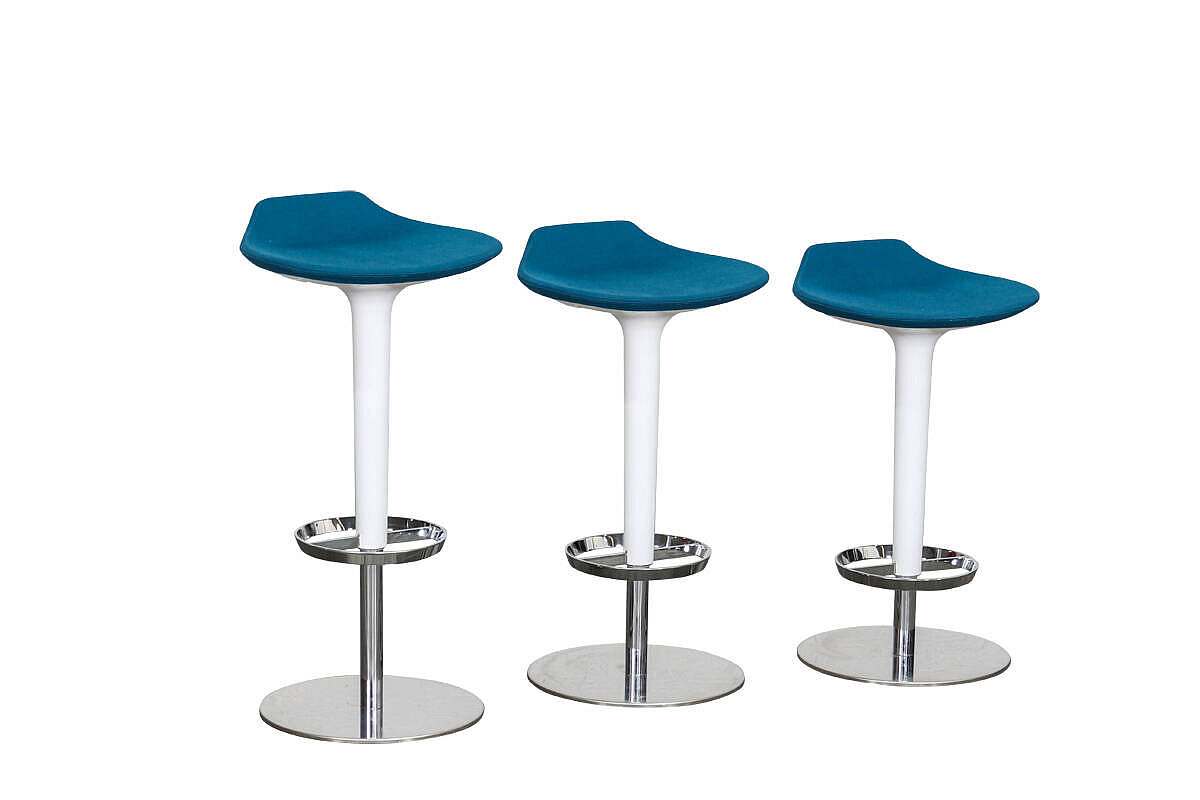 'Babar' Hocker in petrol - Design: Simon Pengelly, 2006 / NP 578 EUR