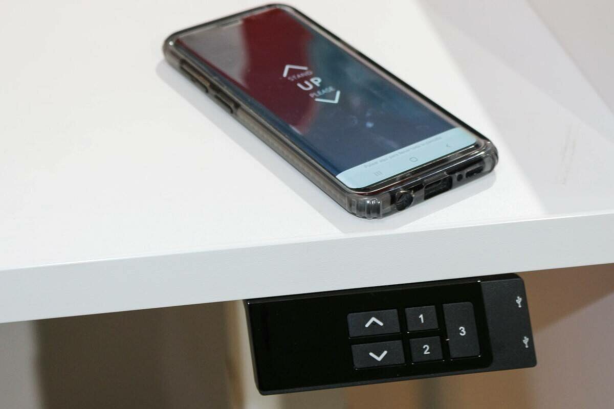 Steh-Sitz-Schreibtisch / Memory Display / elektrisch höhenverstellbar / eiche / 160 x 80 cm / Gestell weiß