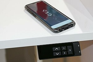 Steh-Sitz-Schreibtisch / Memory Display / elektrisch höhenverstellbar / eiche / 160 x 80 cm / Gestell weiß