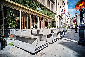 Beton-Sitzbank 'Heated Bench' mit LED-Beleuchtung in anthrazit inkl. Heizfunktion - Design: Sacha Lakic