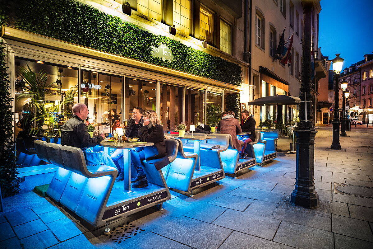 Beton-Sitzbank 'Heated Bench' mit LED-Beleuchtung in anthrazit inkl. Heizfunktion - Design: Sacha Lakic