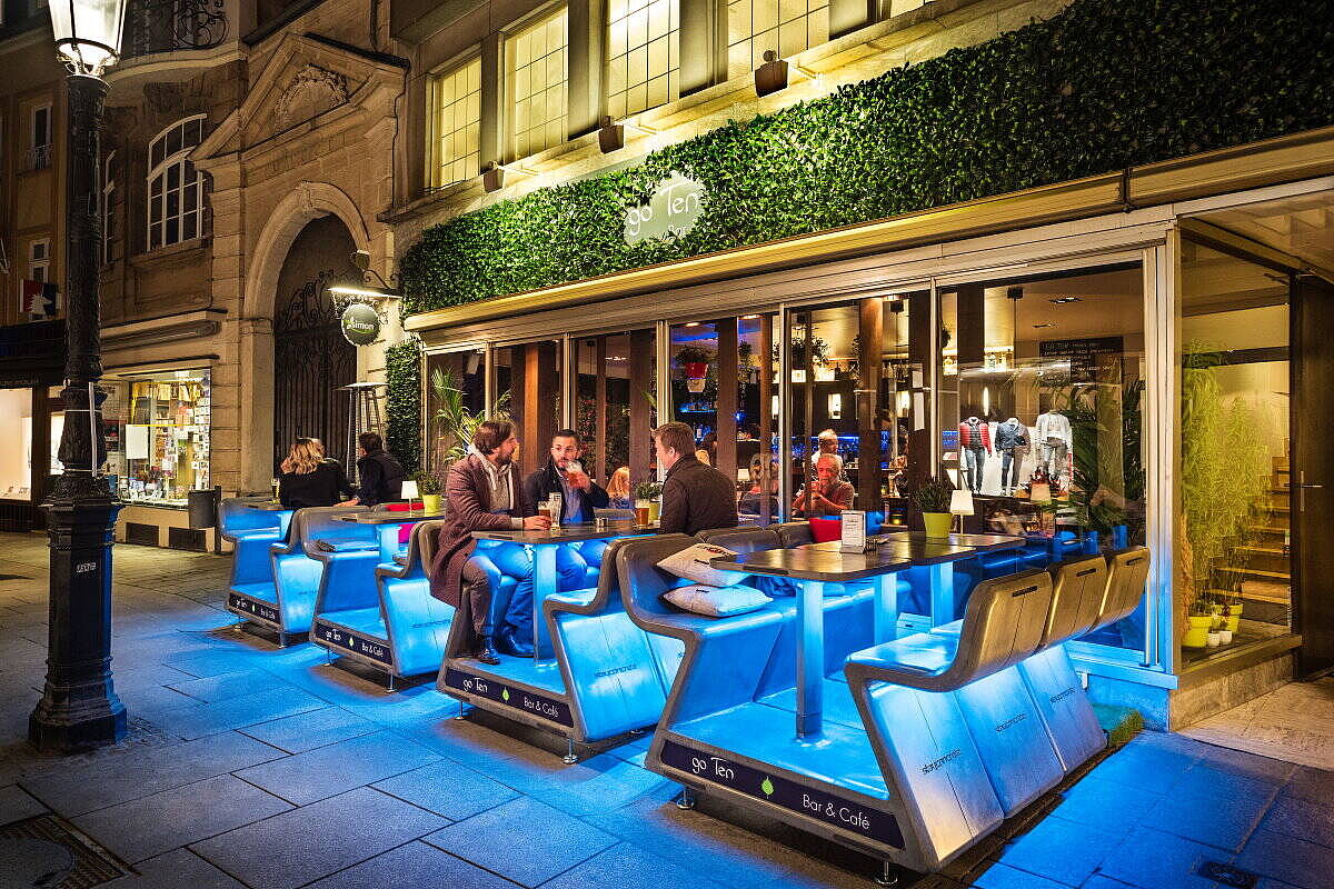 Beton-Sitzbank 'Heated Bench' mit LED-Beleuchtung in anthrazit inkl. Heizfunktion - Design: Sacha Lakic