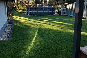 Verklinkertes Haus am Feldrand