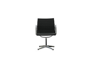 Konferenzstuhl / Herman Miller 'Aluminium Chair EA 108' / Hopsak nero / Aluminium poliert