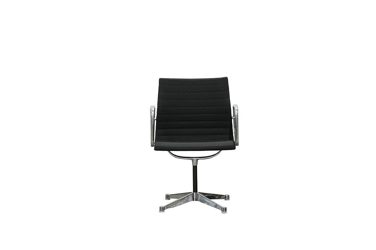 Konferenzstuhl / Herman Miller 'Aluminium Chair EA 108' / Hopsak nero / Aluminium poliert