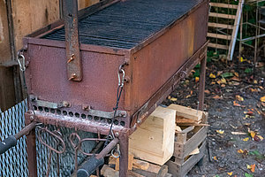 romantische Feuerstelle am Wasser